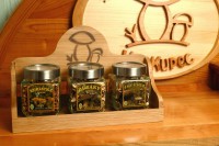 Sušené hríby 60g, Zmes sušených húb 50g, Sušené kuriatka70g, (SET 3 kusy)   v sklenených dózach v ozdobnom kartóne na drevenej poličke s motívom húb. 